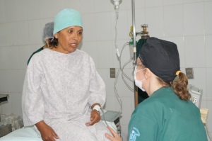 Image of TVT procedure patient, Tania, telling Jodi about her life, job, and three daughters in the O.R.
